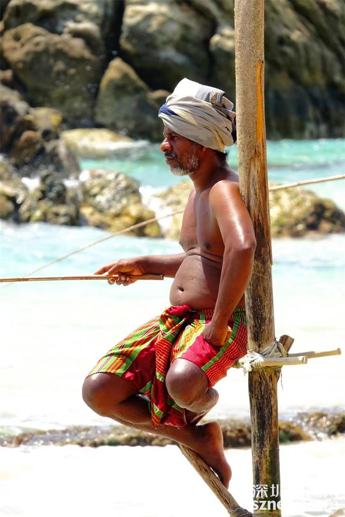 据说是以前没有钱买船的渔民想出的办法，在近海海浪中竖起木桩，渔民手持没有钓饵的渔竿，端坐木架之上，等鱼上钩。李仁奇 摄