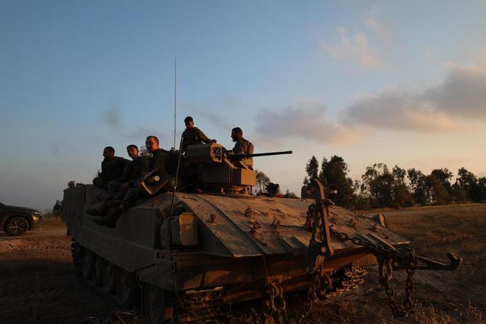 这是4月7日拍摄的加沙地带和以色列边境以色列一侧的以军部队。新华社发（贾马尔·阿瓦德摄）