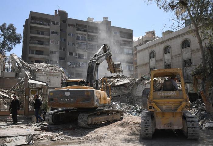 图为4月2日在叙利亚首都大马士革拍摄的伊朗驻叙利亚大使馆领事部门建筑遭袭现场。新华社发（阿马尔·萨法尔贾拉尼摄）