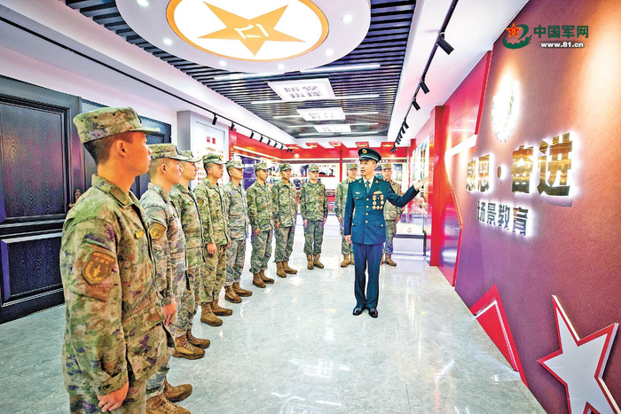 火箭军某部延期服役军士为官兵开展场景教育.