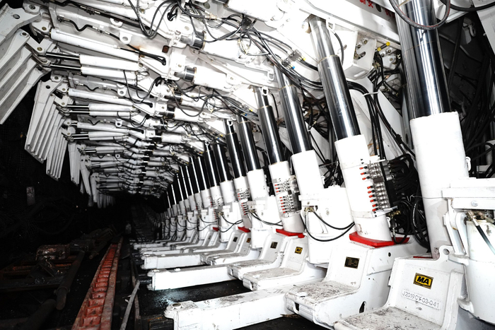 图为高河能源公司井下充填开采专用支架