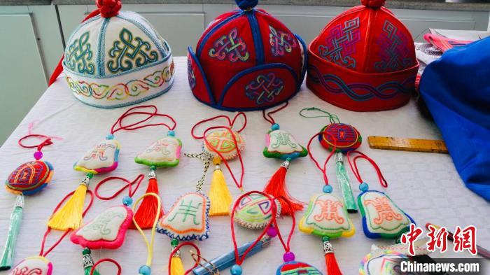 图为蒙古族刺绣饰品。茫崖市委宣传部 供图