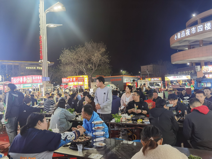 正定小商品夜市。（黄雨晗/摄）