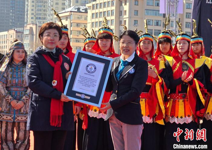 吉尼斯世界纪录认证官现场认证，佳木斯市挑战“最多人参与的电台直播合唱”吉尼斯世界纪录成功，并颁发证书。姜辉 摄