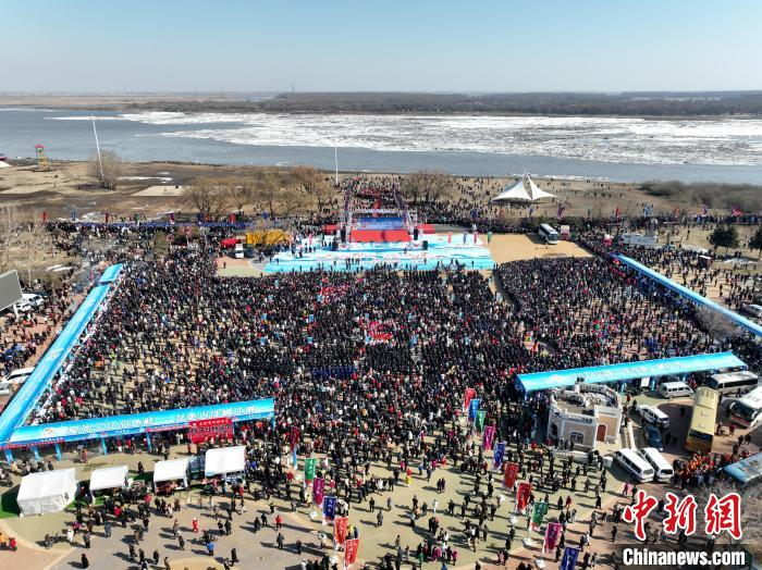 4月9日，2024中国·佳木斯“喊江节”在黑龙江省佳木斯市松花江畔拉开帷幕。陈志伟 摄