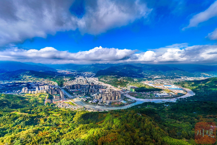 荥经县全貌 黄刚 摄