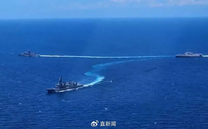 　　菲律宾飞弹巡防舰“鲁纳”号（左起）、澳洲驱逐舰“瓦拉门加”号和日本护卫舰“曙”号7日在菲巴拉望岛海域进行联合军演。图源：欧新社