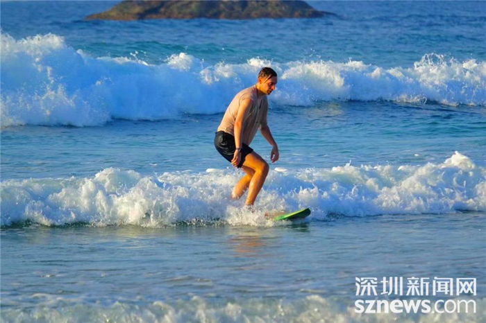 这里有绵延数公里的平缓海滩和柔和的海浪，特别适宜开展冲浪运动。李仁奇 摄