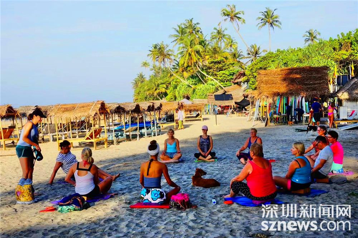 你也可以坐在咖啡店里欣赏美丽的大海和天空，或者在海滩上享受一个安静的下午。李仁奇 摄