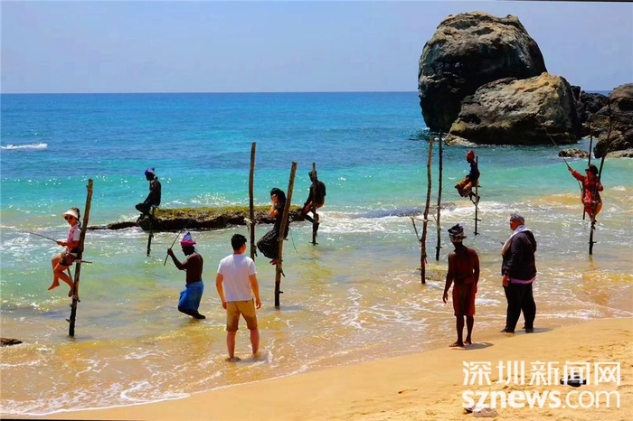 高跷渔夫海钓是当地一种独特古老的捕鱼方法。渔夫坐在插入海底的木杆上钓鱼，远远望去像是在踩高跷，非常有趣。李仁奇 摄