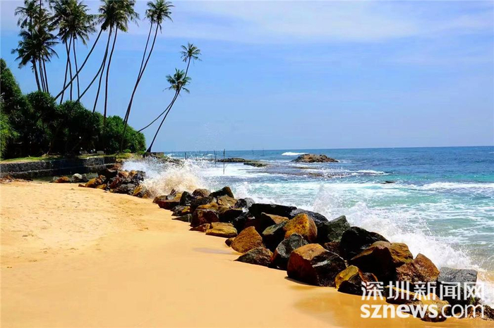 斯里兰卡渐变色的海水，真的很美。李仁奇 摄