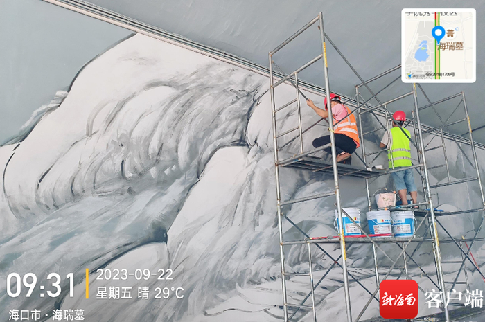 昌飞等7名画师共同绘制海口丘海大道海瑞桥墙画。受访者供图