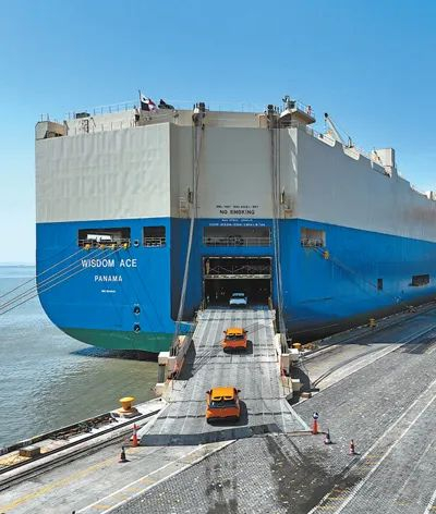福建福州港江阴港区，上汽集团生产的汽车驶上远洋滚装轮，该批次车辆将发往荷兰、埃及、英国等国家。新华社记者 林善传摄
