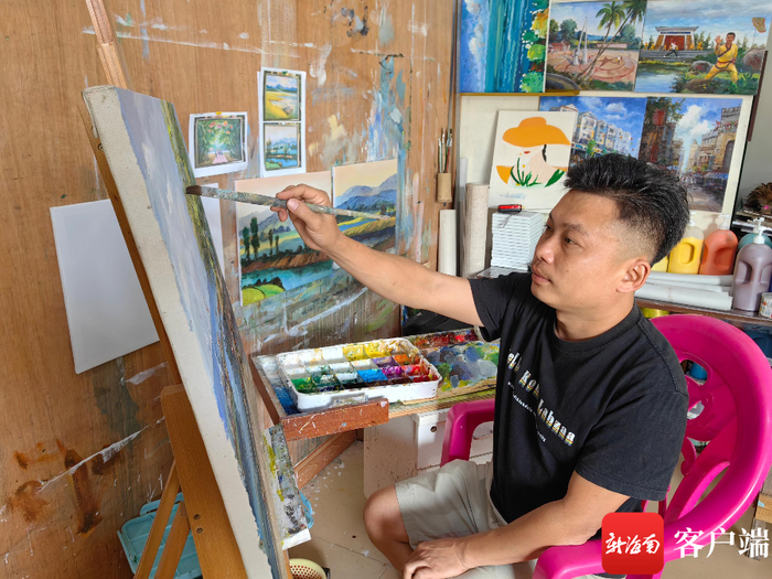 昌飞正在作画。记者 任桐 摄