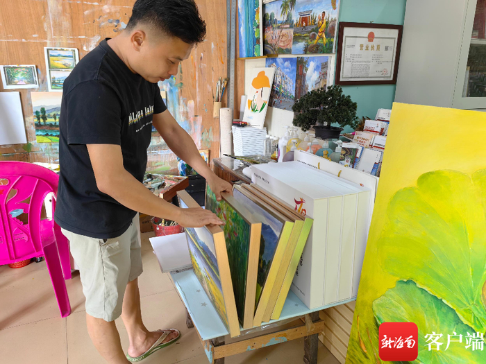 昌飞正在检查客户的订单。记者 任桐 摄