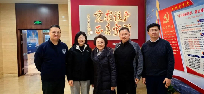 左起：薛瑞栋、张冲、王红阳院士、白凡、陈磊