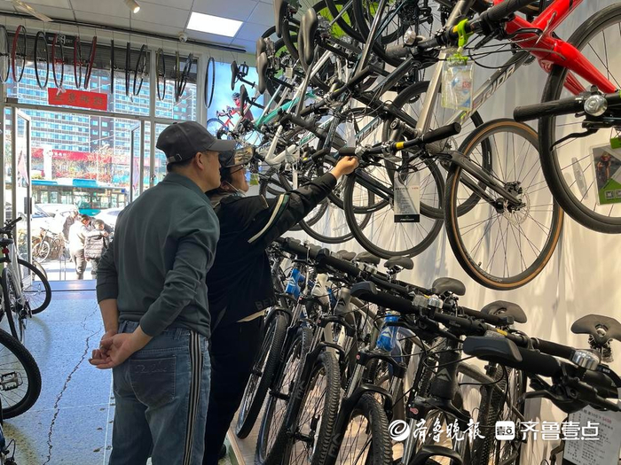 店铺内选购自行车的市民