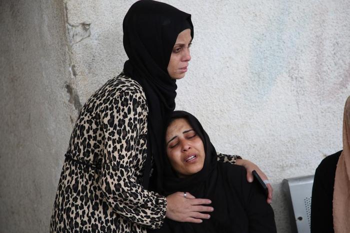 3月29日，在加沙地带南部城市拉法，人们哀悼以军空袭中的遇难者。新华社发（哈立德·奥马尔摄）