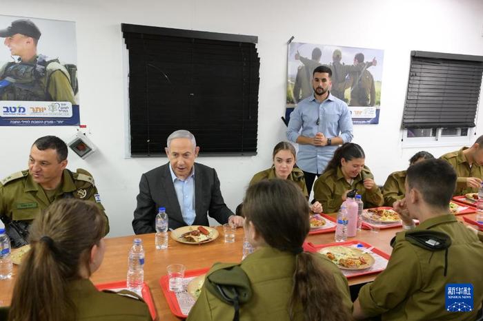 4月9日，以色列总理内塔尼亚胡在特拉维夫附近的一个军事基地与士兵交流。新华社发（以色列政府新闻办公室供图）