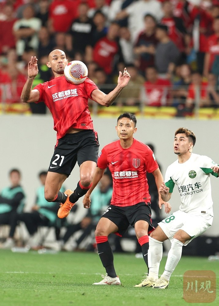 队员们在比赛中。