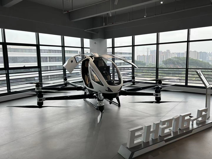 亿航智能无人驾驶载人航空器EH216-S 财联社记者摄