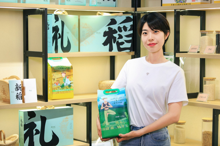 张建芳将自己做瑜伽的形象印在米袋上。 李享/摄