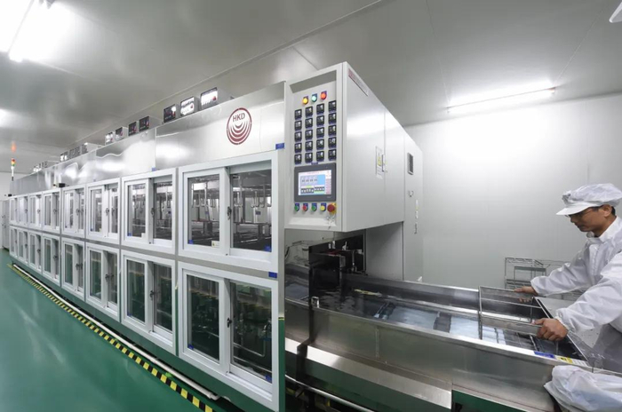 江苏汇鼎光学眼镜有限公司智能化镜片生产车间。（资料图片）