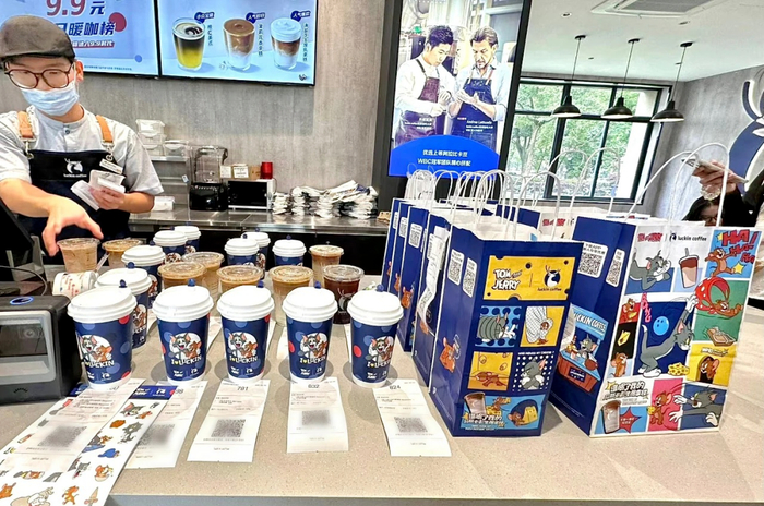 瑞幸与经典动画IP“猫和老鼠”联名/图源：瑞幸咖啡