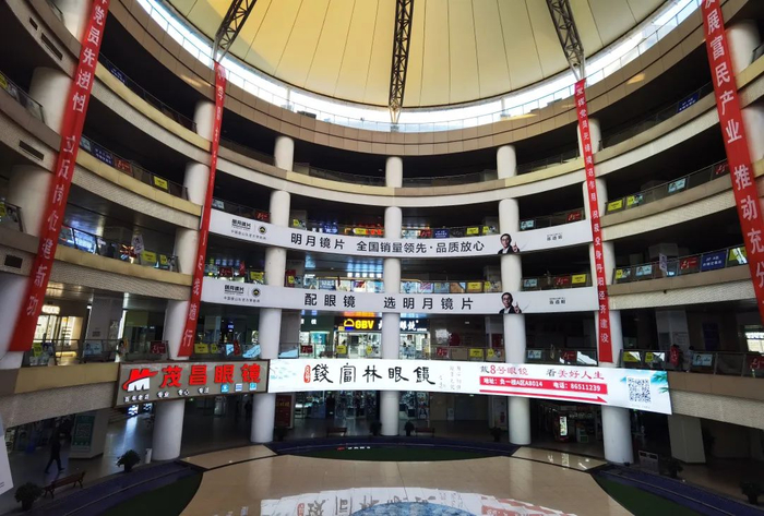 江苏丹阳眼镜城。经济日报记者蒋波摄