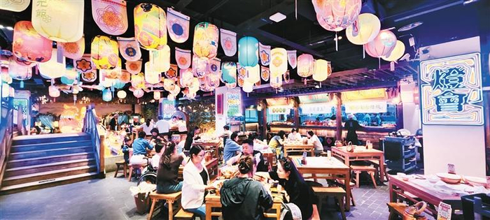 4月9日，南大街上的长安大牌档，顾客在古香古色的店内用餐。 记者 窦翊明 摄