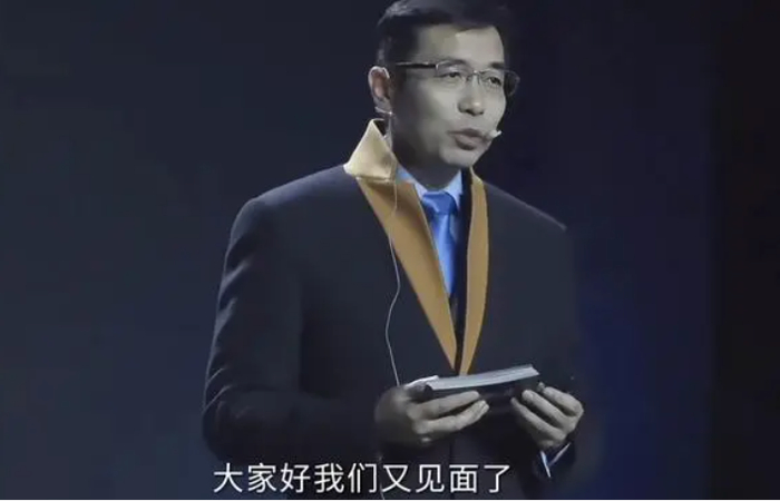 商汤如影团队制作的汤晓鸥数字人演讲画面截图。