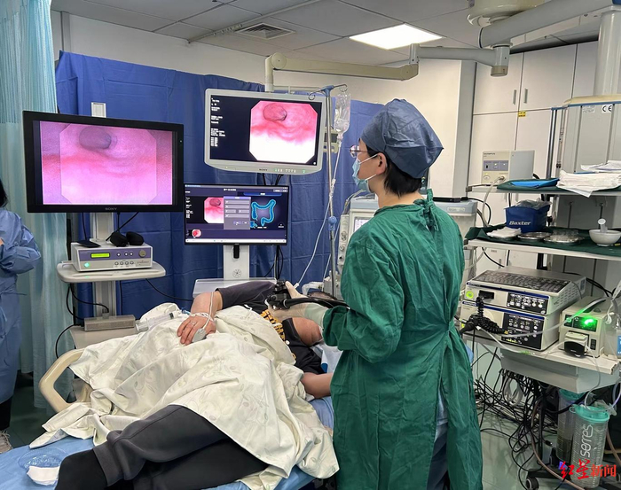 ▲内镜3D成像系统会给医生呈现立体影像。付垚 摄