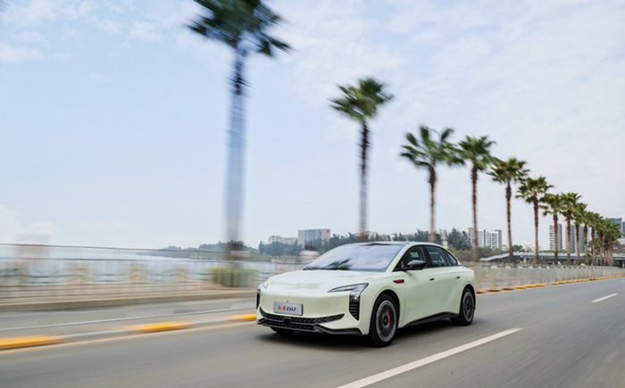 红旗EH7。 一汽集团供图 华龙网发