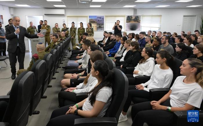 4月9日，以色列总理内塔尼亚胡在特拉维夫附近的一个军事基地讲话。新华社发（以色列政府新闻办公室供图）