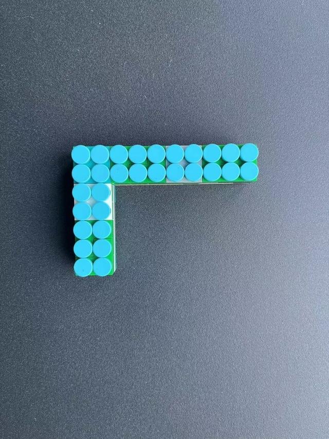 乐高积木制成的“盖章神器”。（简工博 摄）