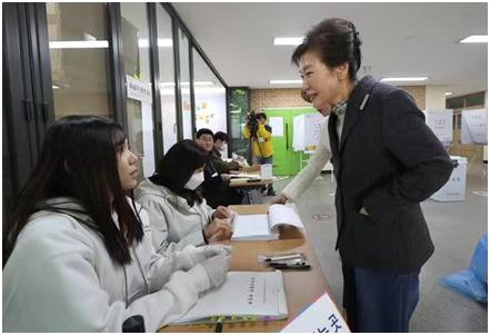 韩媒：朴槿惠现身韩国会议员选举投票现场，进入投票站时“一言不发”