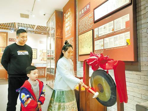     4月6日，游客在安国·同仁堂博物馆体验祁州药市鸣锣开市。 河北日报记者 宋 平摄