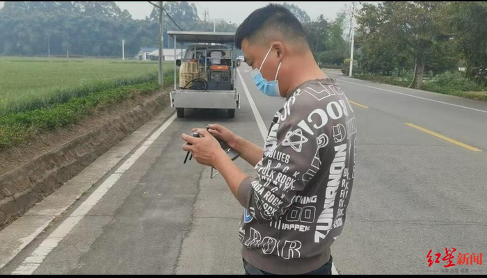 ▲无人机飞手周涛工作中