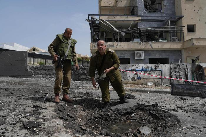 　　3月27日，以色列安全人员在以色列北部城市谢莫纳检查一处遭火箭弹袭击的建筑。新华社发（阿亚尔·马戈林摄/基尼图片社）