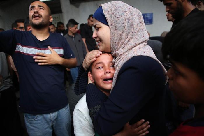 　　这是4月1日在加沙地带拉法一家医院拍摄的悲痛的人们。新华社发（哈立德·奥马尔摄）