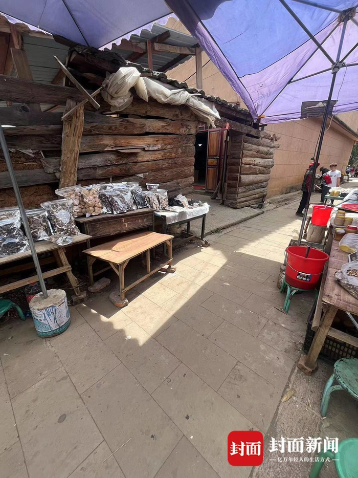 银饰店位于一条小巷内