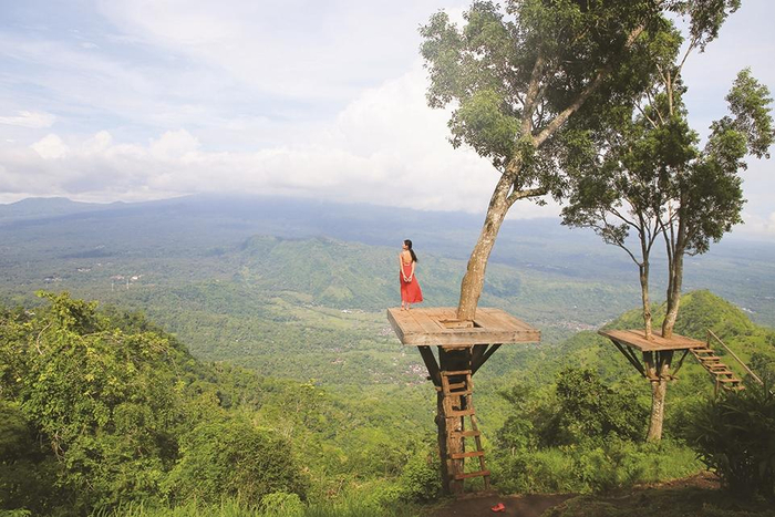     游客在巴厘岛 本报记者 陈晨 摄