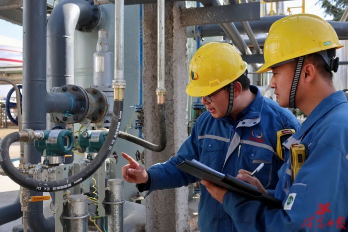 工作人员对PSA氢气回收装置进行日常巡检。咸阳日报全媒体记者 邓昊辰 摄 
