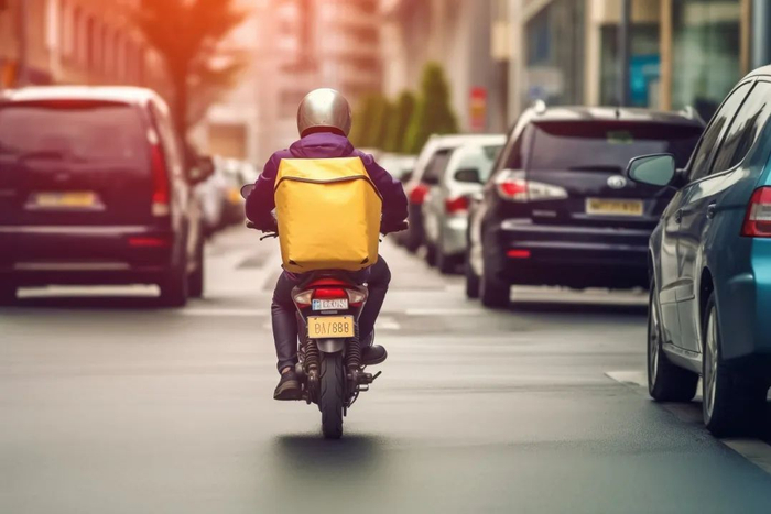 △近日，东方甄选“小时达”业务正式上线。资料图为骑手正在送货。（图片由摄图网提供）