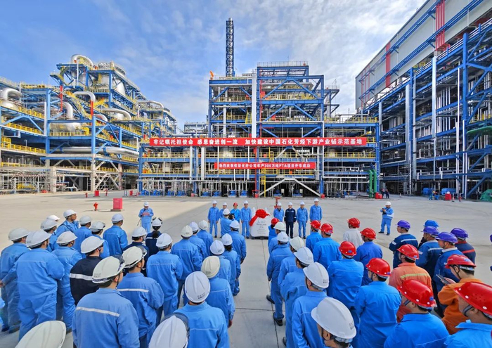 仪征化纤300万吨/年PTA项目投产。&nbsp;摄影：刘玉福