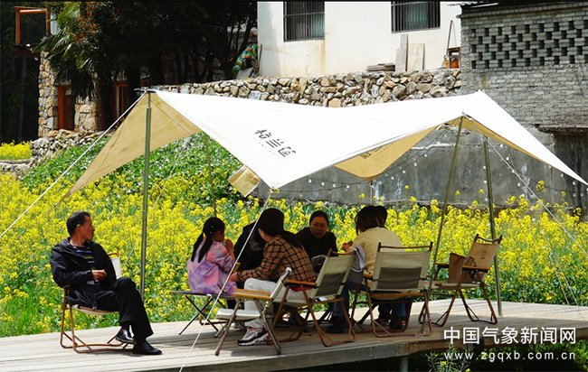 4月4日，游客在陕西省安康市宁陕县渔湾逸谷田园综合体露营基地休闲娱乐。 图/李青山 文/安妮