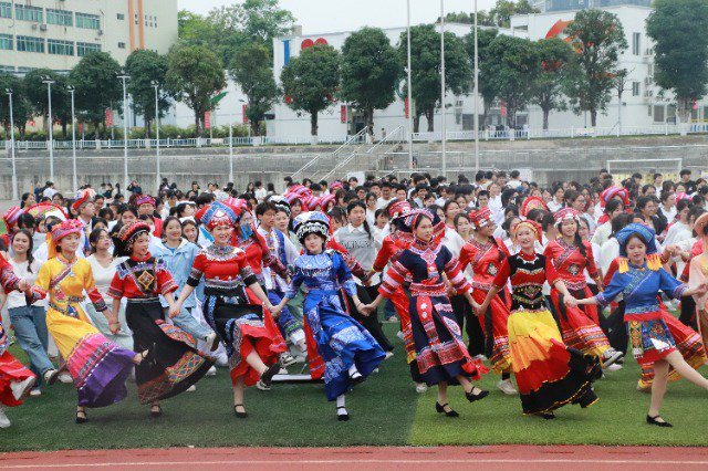 学生跳起民族舞蹈。学校供图