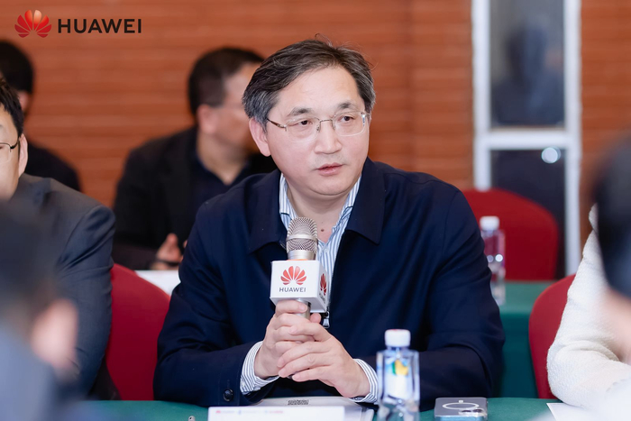 【海淀区科学技术和经济信息化局局长、中关村科学城管委会产业促进二处 处长 何建吾】