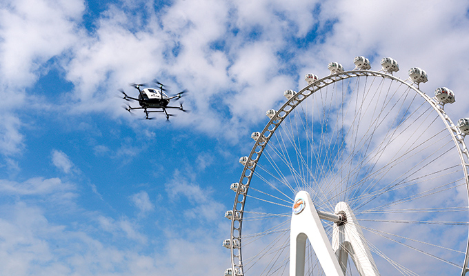 亿航智能EH216-S在深圳宝安区欢乐港湾城市空中交通运营示范中心启动活动上演示飞行。图/亿航智能微信公众号