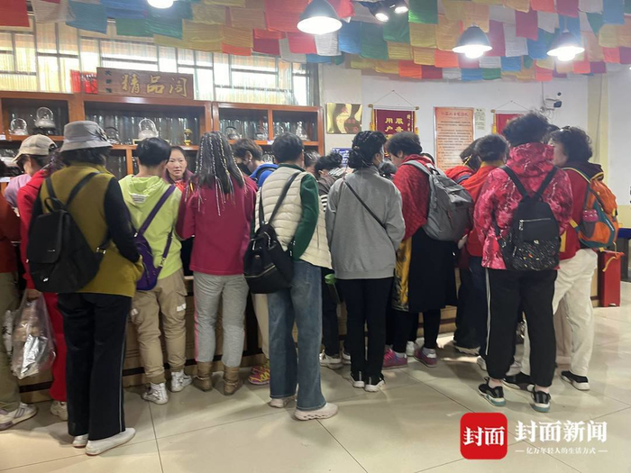 旅行团游客在挑选银制品